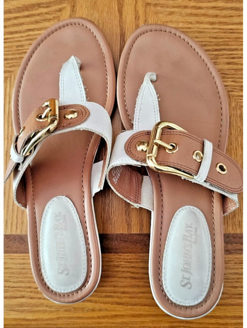 St. John’s Bay Boga White & Cognac Brown Thong Toe Sandals Women's 6.5 M